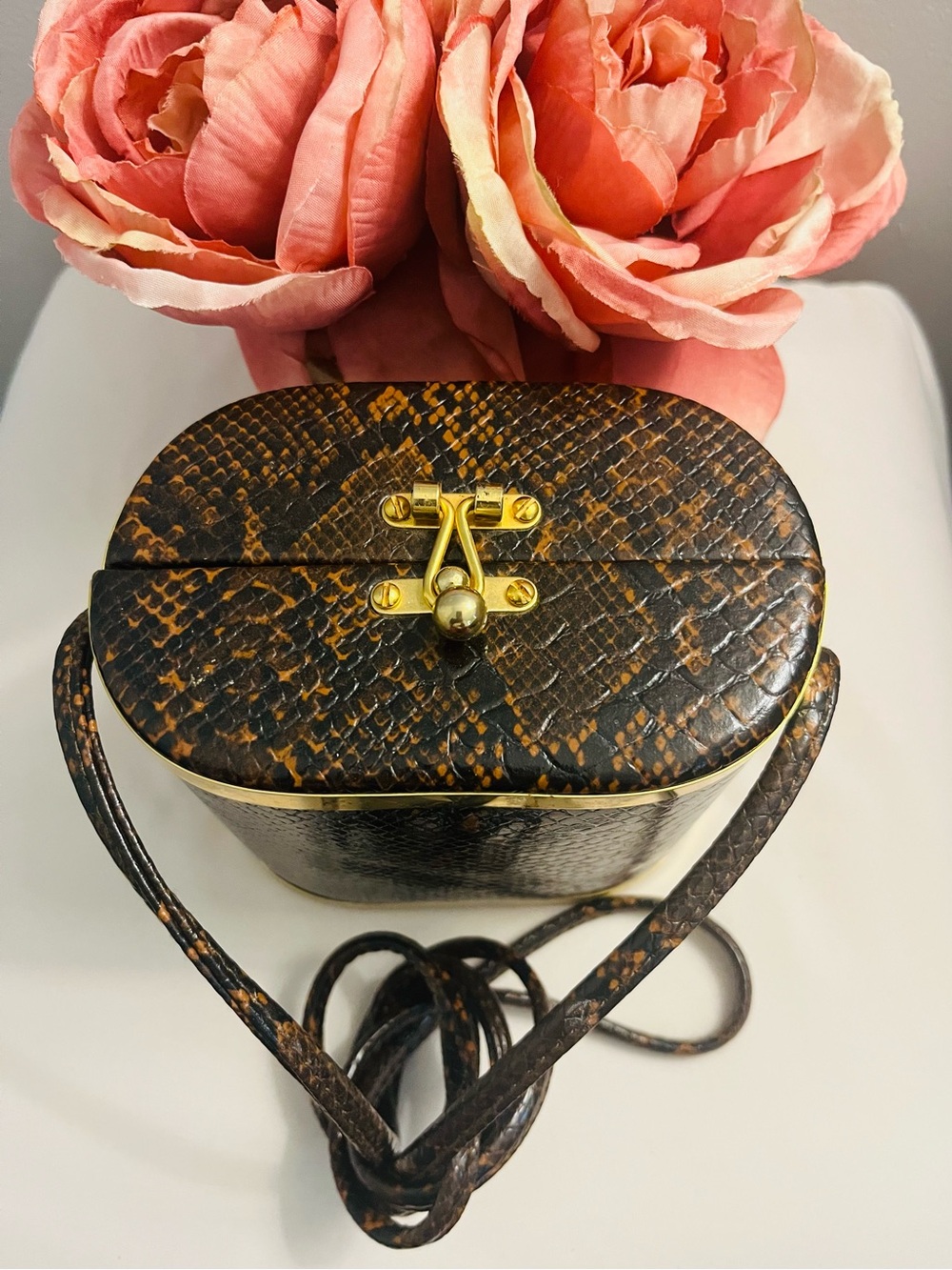 Snakeskin Vintage exotic faux leather box bag featuring a gold magnetic closure - Picture 8 of 9